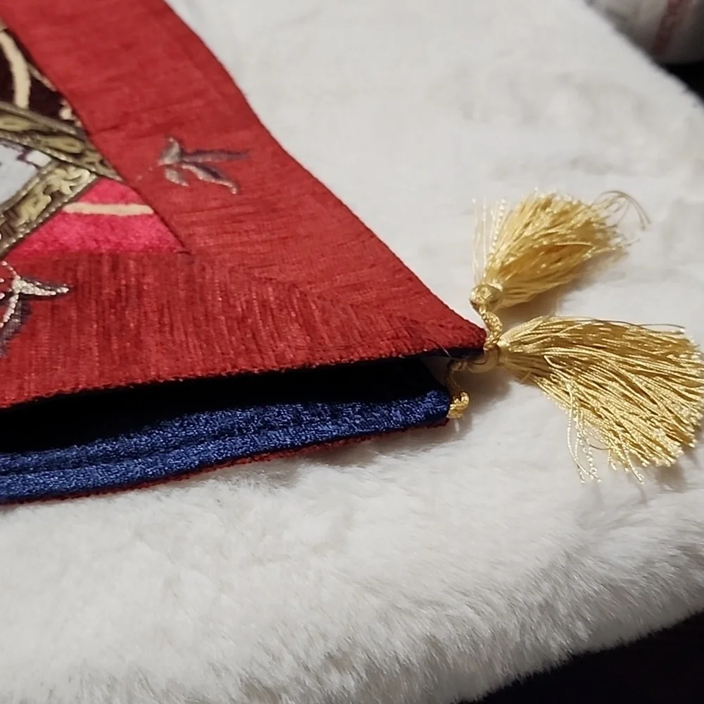 REVERSIBLE TABLE RUNNER WITH GOLD TASSELS - Picture 4 of 7